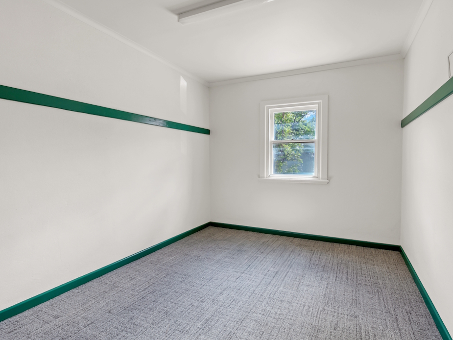 Dressing room 1 of 2