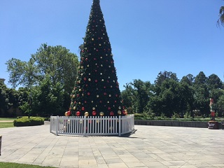 Queen Elizabeth Gardens and Piazza