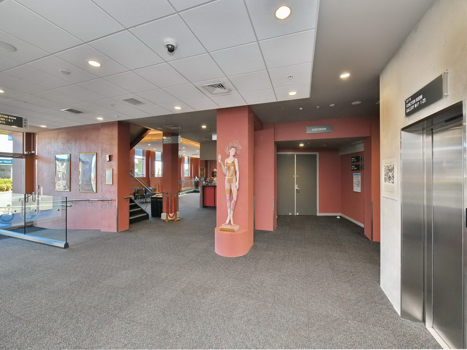 Main foyer - towards Box Office foyer & Main Auditorium doors